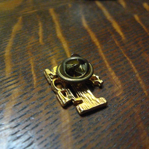 ❤️ Number One Mom Vintage Lapel Pin - Picture 5 of 5